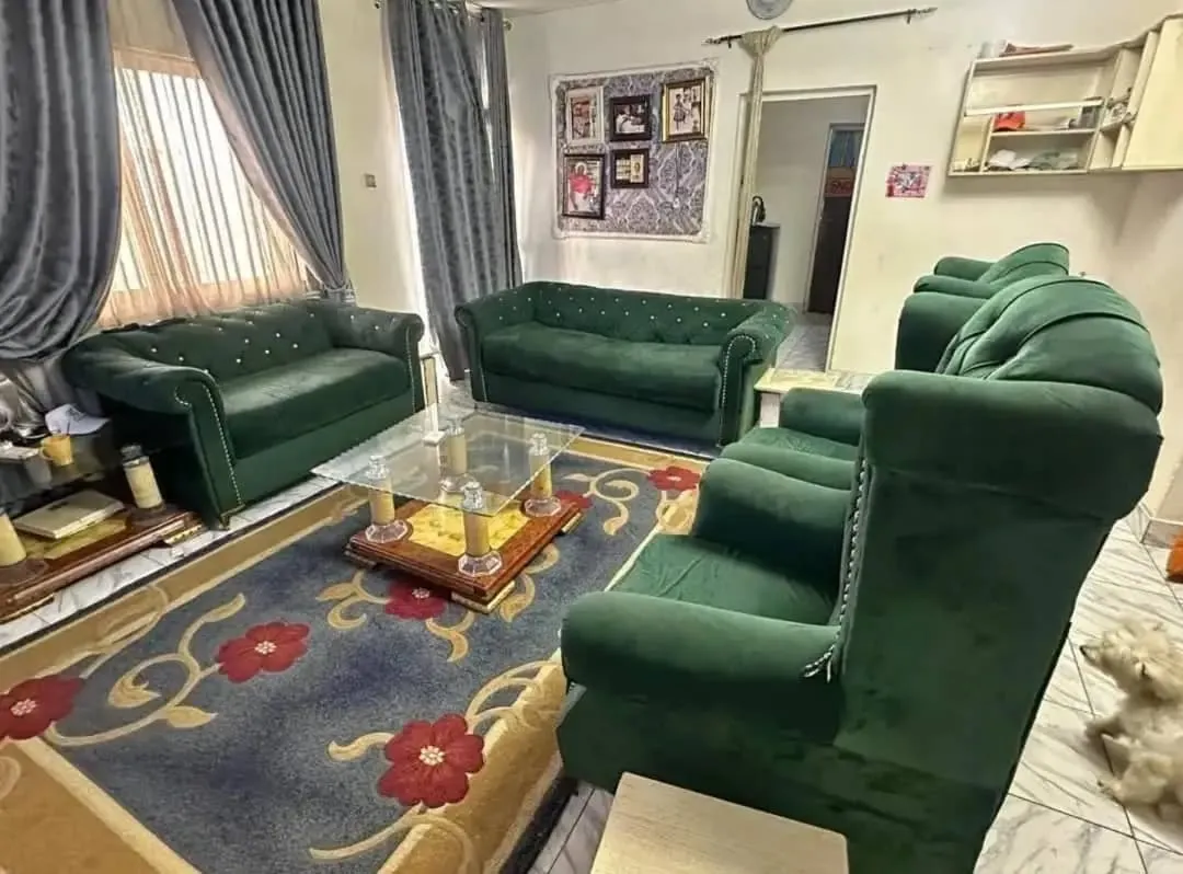 7-seater Chesterfield sofa with 2 accent chairs