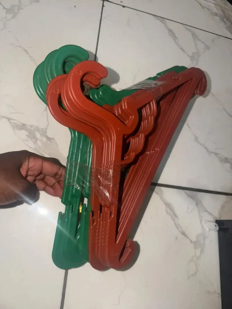 Plastic hangers (13 pieces)