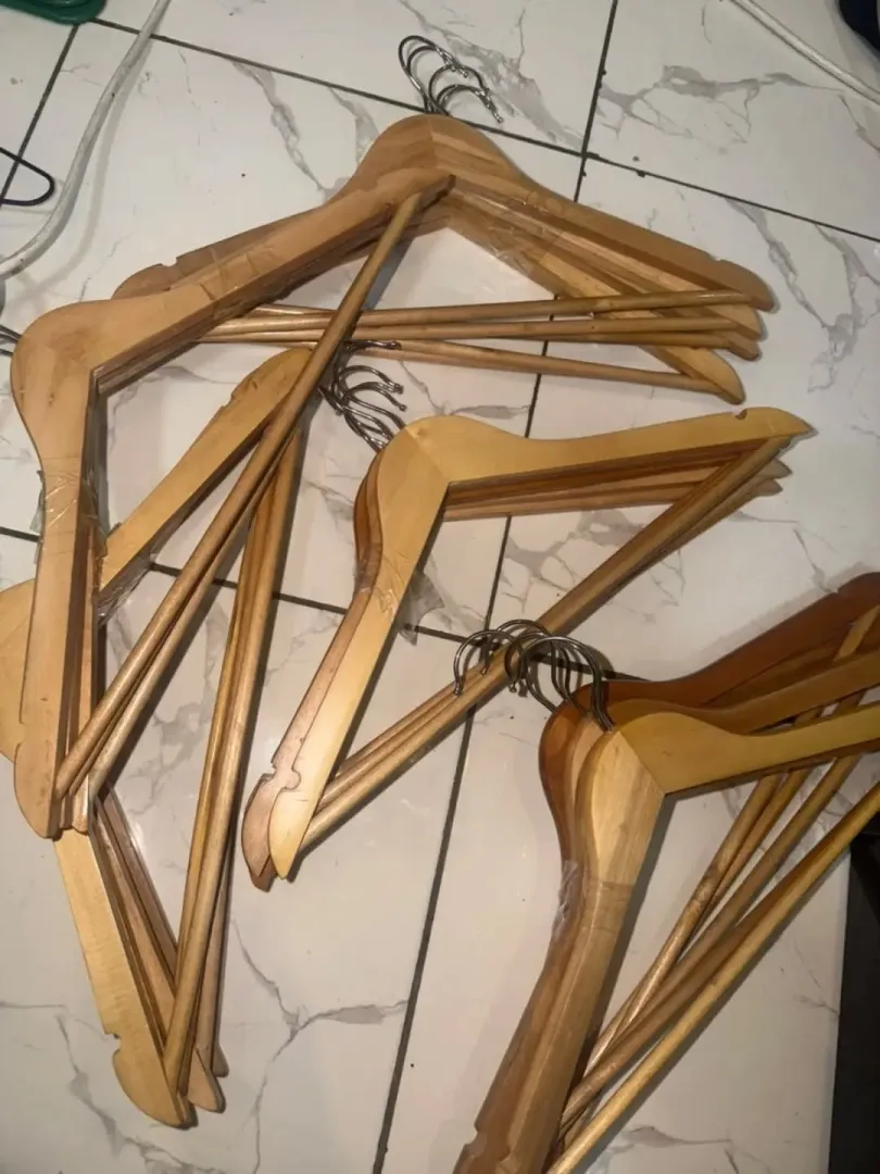 Gold hangers (25 pieces)