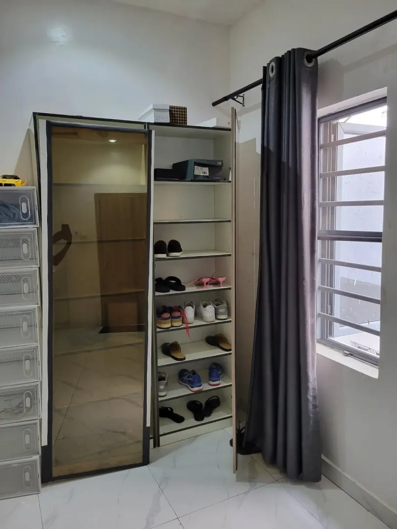 HDF shoe rack with door (needs screw)